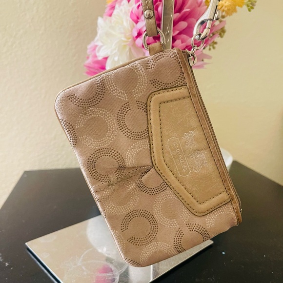 Elegant Coach Beige Wristlet - Picture 1 of 4
